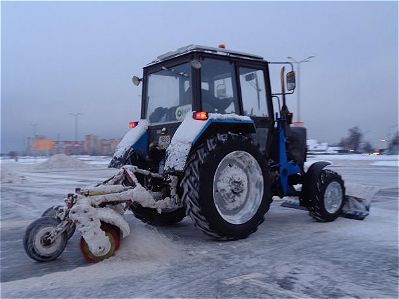 Уборка снега. Аренда коммунального трактора со щеткой и отвалом.